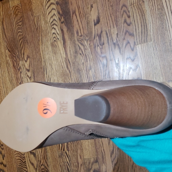 NWOT 9.5 FRYE RAINA BOOTIES BIEGE pointed toe - Picture 8 of 12